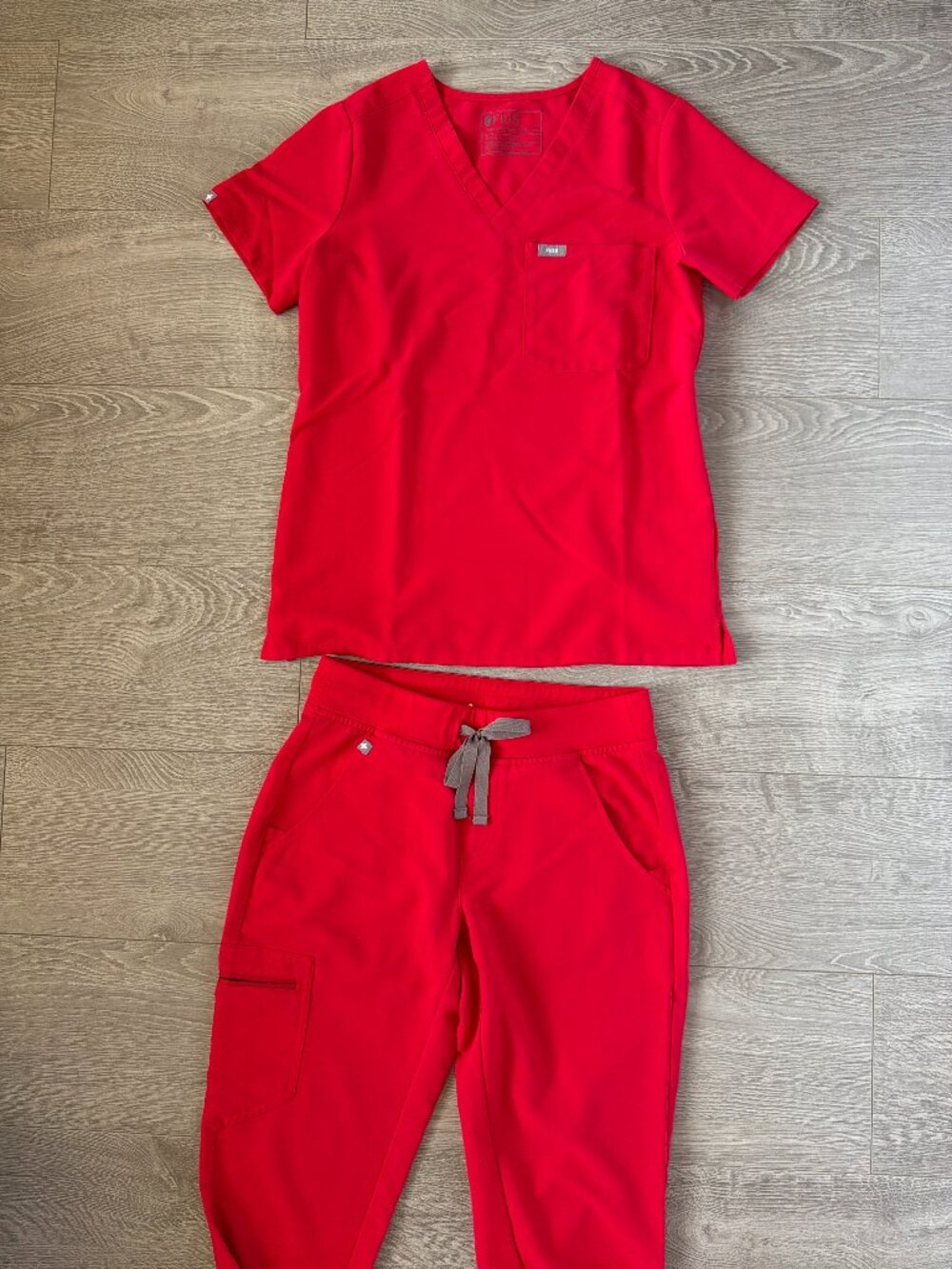 FIGS Women’s Red Scrub Set Top & Bottom Size XS Like New